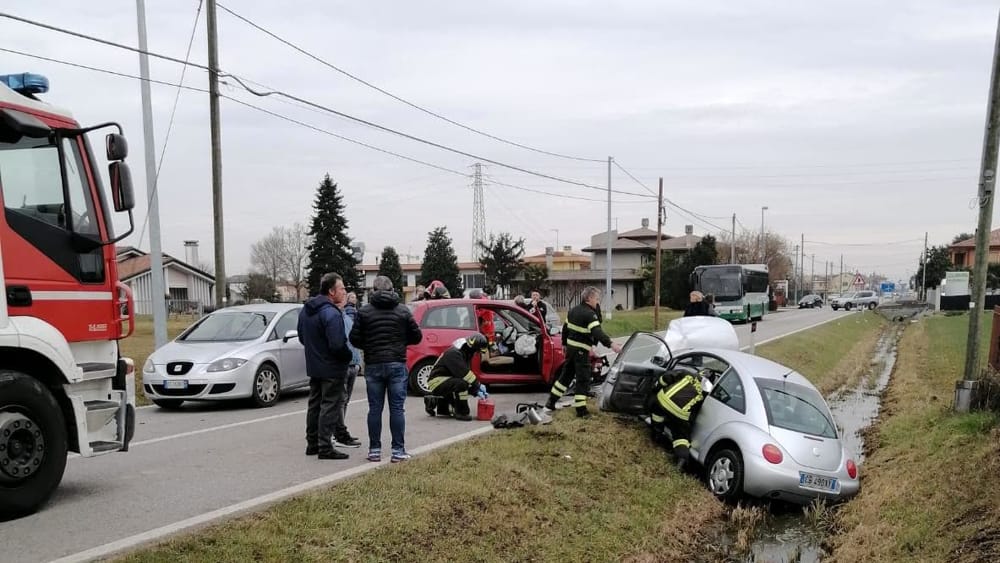 Camposampiero: drammatico frontale: auto in un fossato