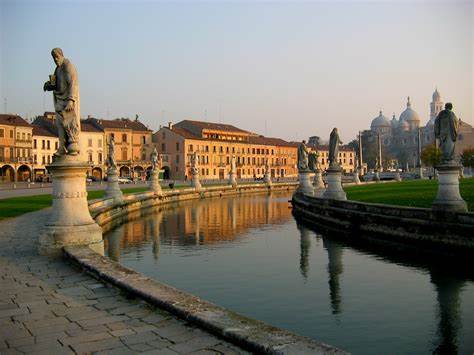 Ragazze palpeggiate in Prato della Valle: caccia al maniaco