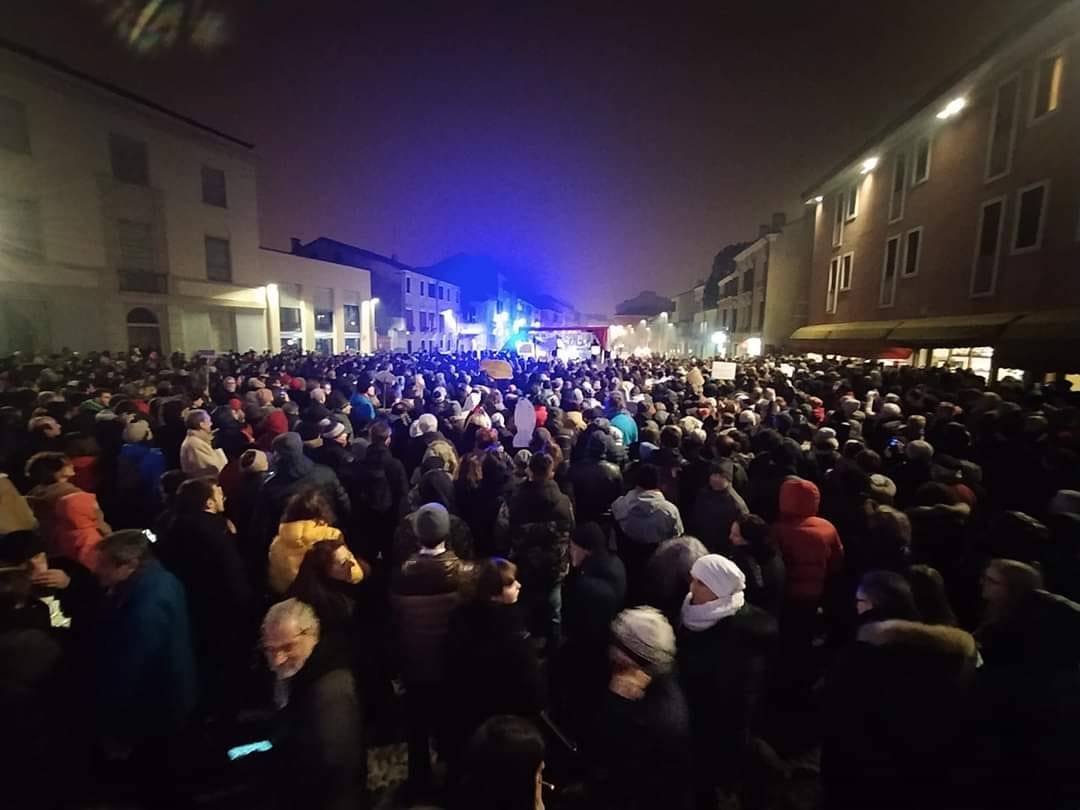 Sardine a Padova: la piazza sfida Salvini VIDEO