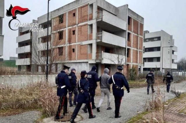 Padova: Carabinieri in azione nei condomini dello spaccio