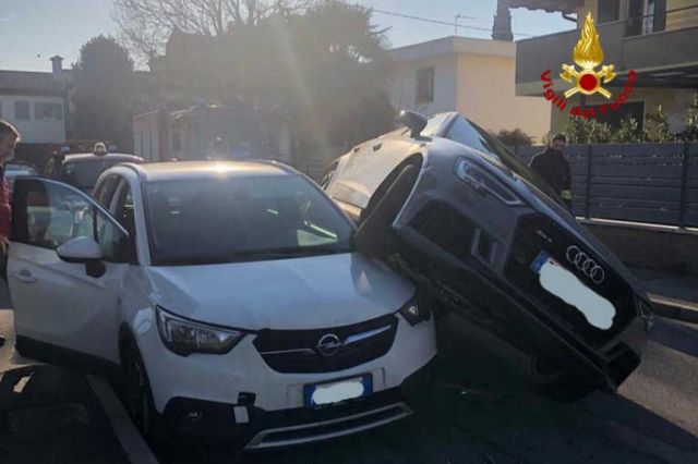 Selvazzano Dentro, Suv travolge auto: automobilisti illesi