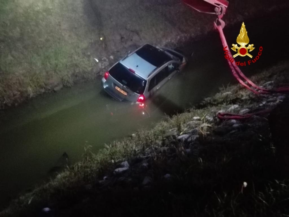 Correzzola: con l’auto nel canale, riescono a salvarsi GALLERY