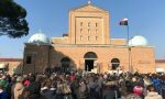 Nonostante i divieti una folla si raduna a Padova per i funerali di Anna