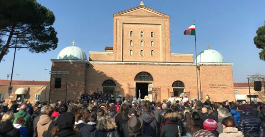 Nonostante i divieti una folla si raduna a Padova per i funerali di Anna