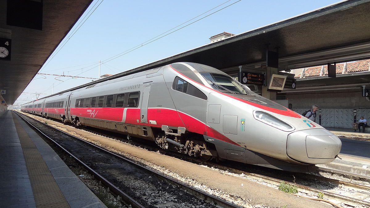 Tragedia lungo i binari, coppia travolta da un Frecciarossa a Battaglia Terme