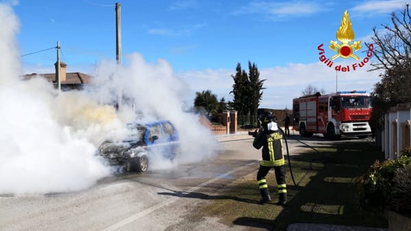 Fumo dal cofano, autista scappa prima che la sua auto prenda fuoco