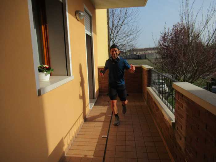 Padova, runner corre 100 chilometri sul balcone