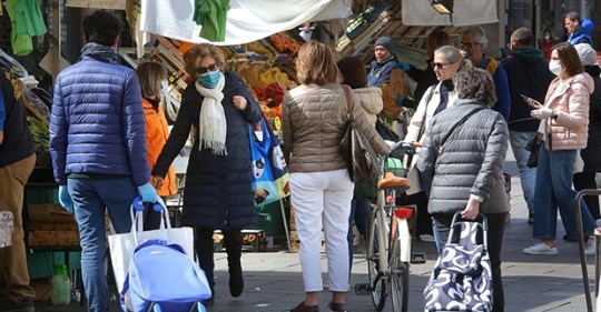 Polemiche sul mercato di Padova pieno di gente, il Comune patavino smentisce