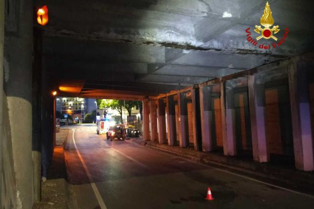 Padova, dal cavalcavia cadono calcinacci: intervengono i Vigili del Fuoco