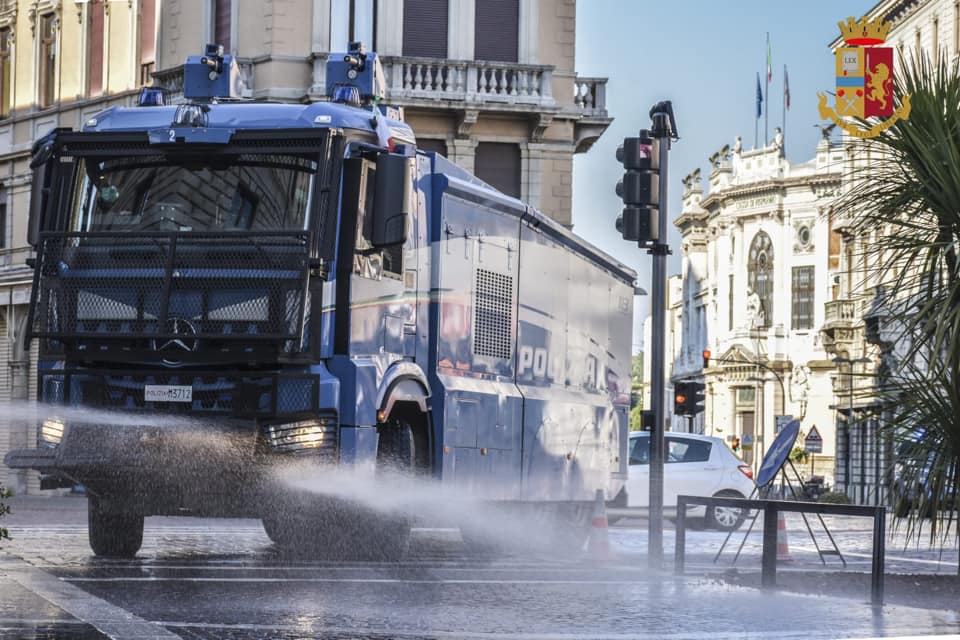 Padova: per pulire le strade anche gli idranti della Polizia