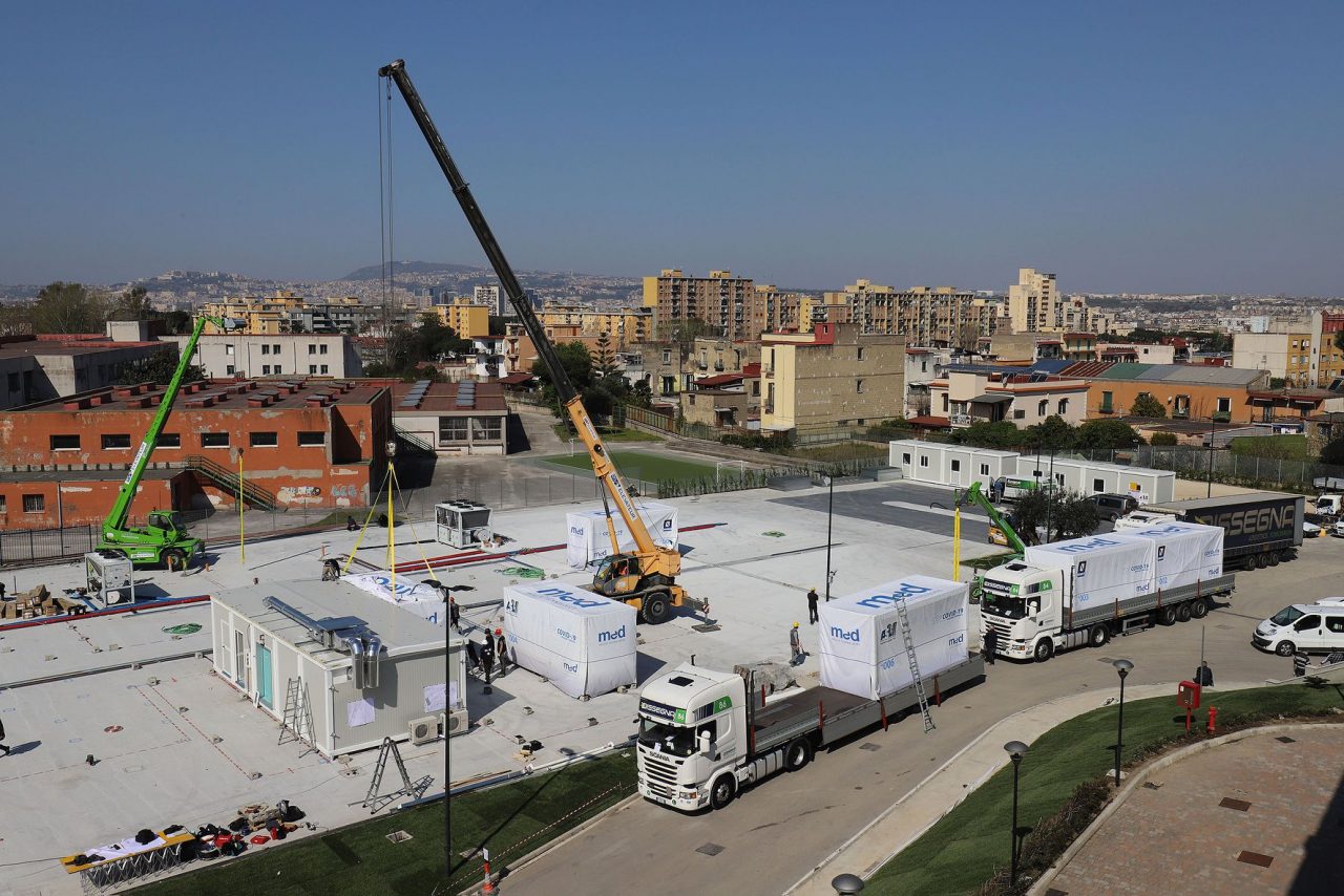 Napoli, arrivati da Padova i 57 tir per il covid center da campo