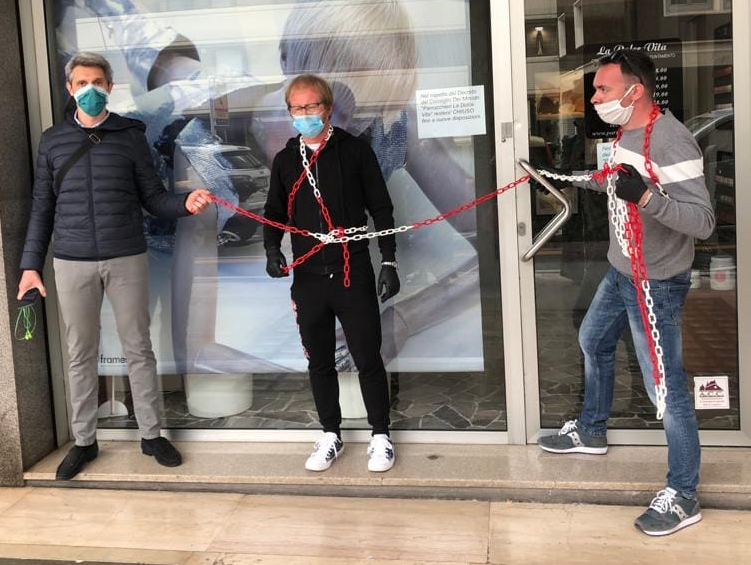 Parrucchieri si incatenano in negozio: la plateale protesta contro il Governo VIDEO