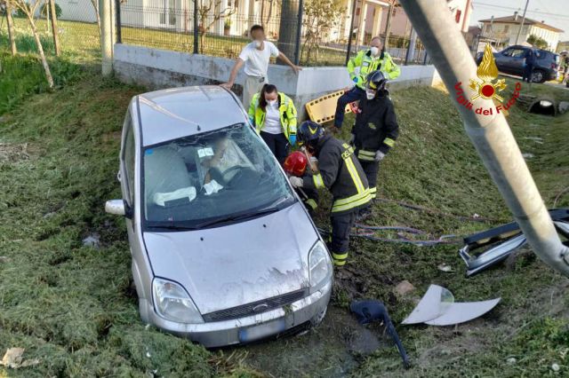 Piove di Sacco, donna perde il controllo dell’auto: ferita