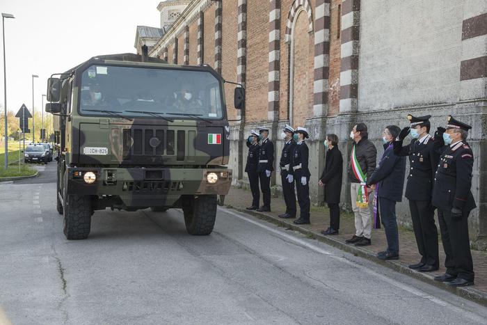 Coronavirus, il sindaco Giordani accoglie a Padova 25 feretri arrivati dalla bergamasca