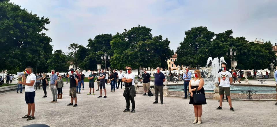 Padova: le mascherine tricolori di nuovo in Prato della Valle contro il governo