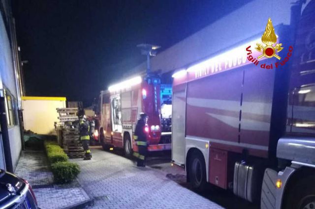 Capannone in fiamme ad Albignasego: tanta paura ma nessun ferito