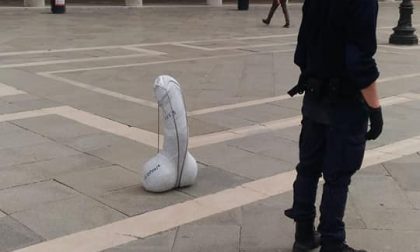 Piazza San Marco: la scultura a forma di fallo nel “salotto” di Venezia