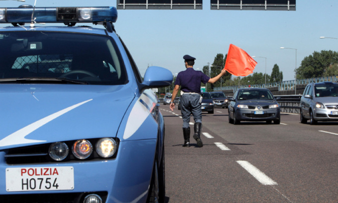 Entra contromano sull’A4, poi fa manovra per rimettersi dritto: 31enne fermato dopo un lungo inseguimento