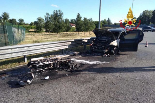 Arcella: mattinata di fuoco, auto e moto si scontrano incendiandosi