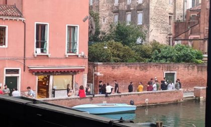 Anche Venezia è spritz mania…ma le mascherine?