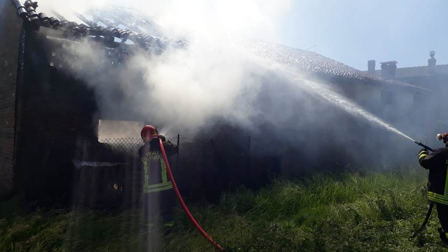 Villa del Conte, deposito agricolo in fiamme