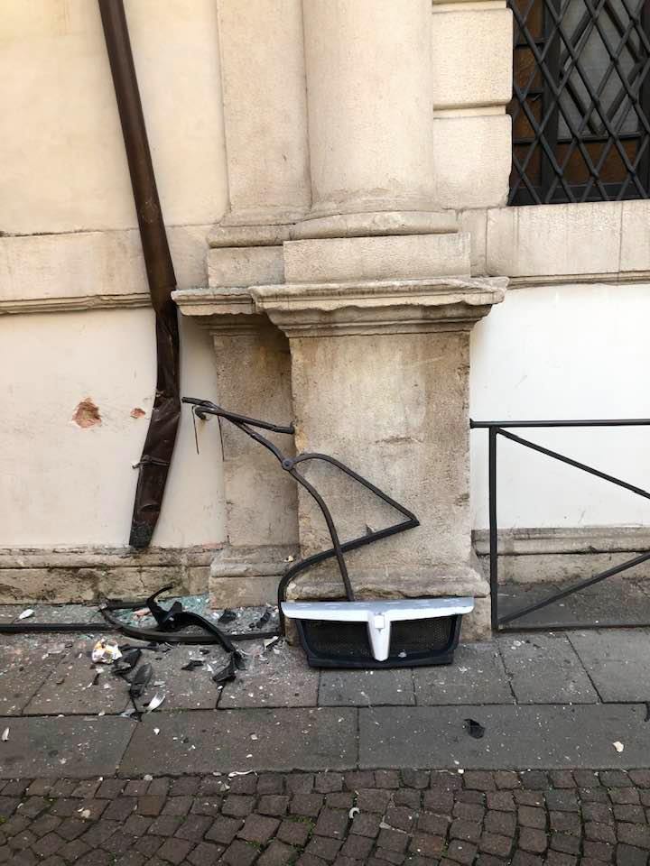 Notte folle a Padova: malvivente ruba un furgone e si schianta contro il palazzo Monte di Pietà