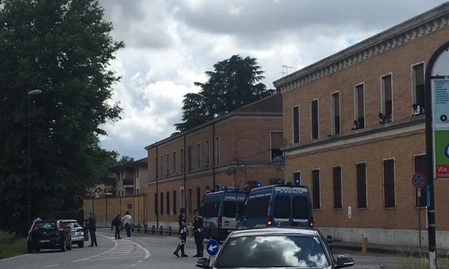 Rivolta degli immigrati alla caserma “Serena”: intervengono gli agenti in tenuta antisommossa