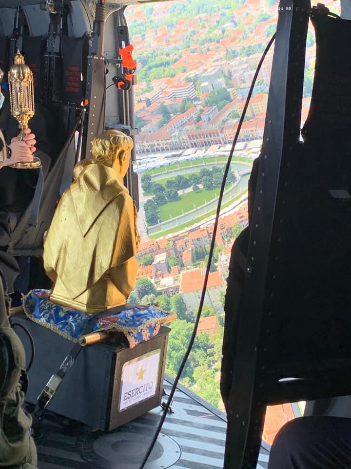 Padova celebra Sant’Antonio: la benedizione in elicottero sopra la città con la presidente del Senato Elisabetta Casellati
