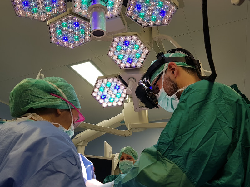 Pensionato si amputa la mano tagliando la legna, reimpiantata in tempi record a Padova