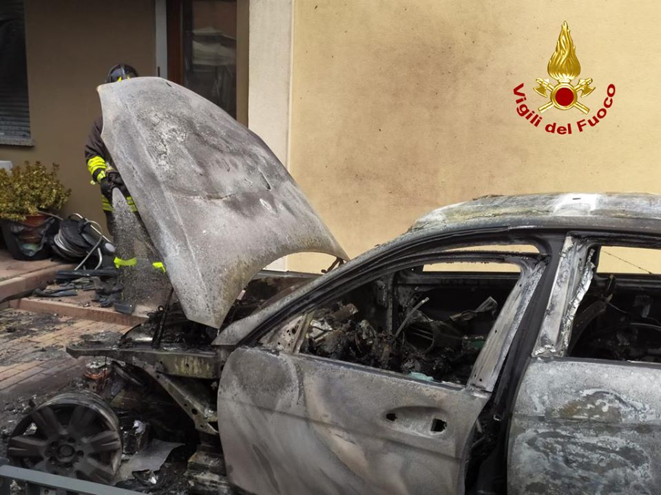 Automobile a fuoco nel cortile di un condominio a San Giorgio delle Pertiche