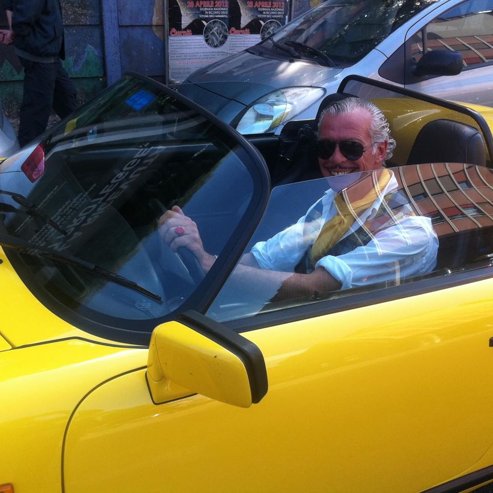 Parcheggia la Porsche sotto i portici e va a farsi l’aperitivo. I vigili: non è multabile
