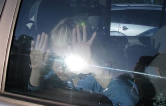 Abbandona la figlia in auto e va al centro commerciale: 37enne arrestato a Camposampiero