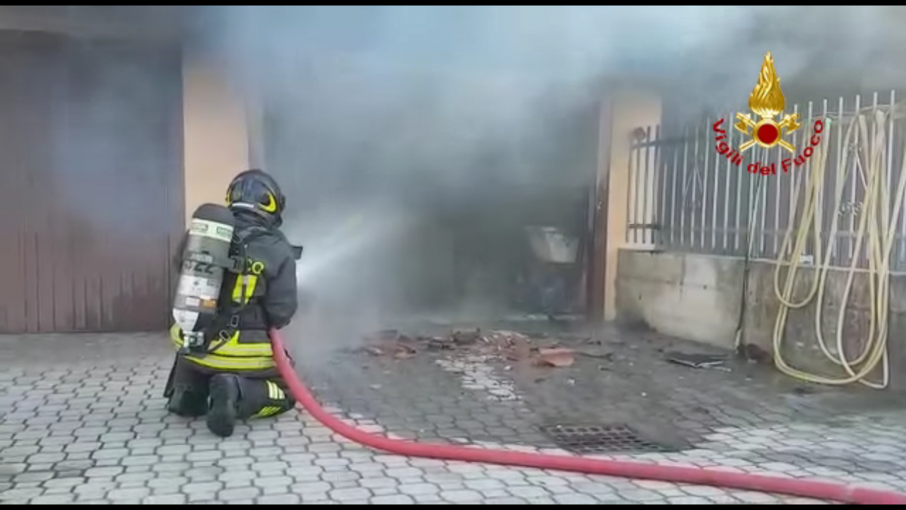 Garage a fuoco a Saccolongo, i vigili del fuoco domano le fiamme