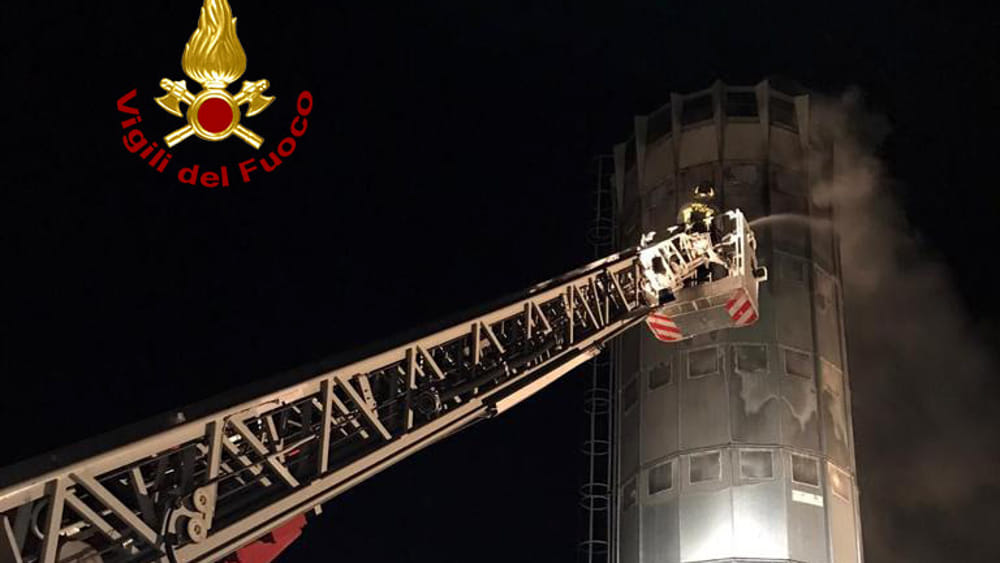 Notte infuocata a Medaglino San Vitale: va a fuoco un silos