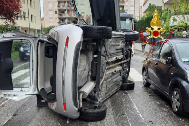 Auto si ribalta, conducente ferito a Padova