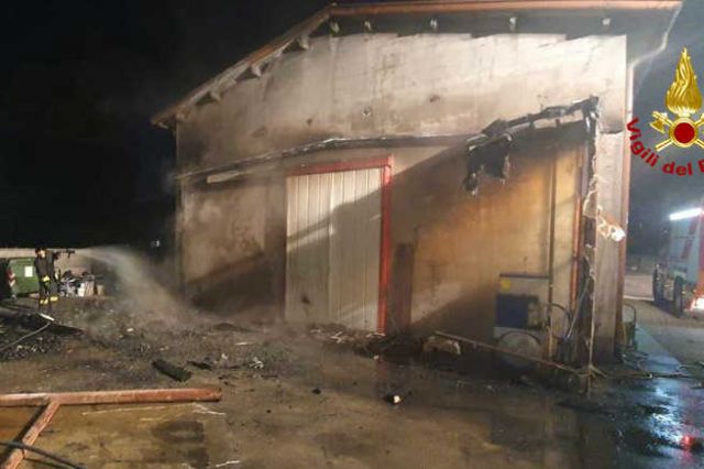 Trebaseleghe: falegnameria in fiamme nella notte