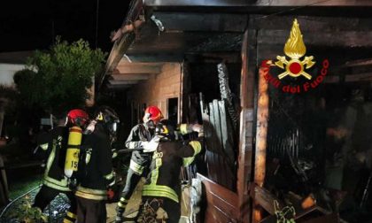 In fiamme un abitazione in legno a Cartura, decisivo l'intervento dei Vigili del Fuoco