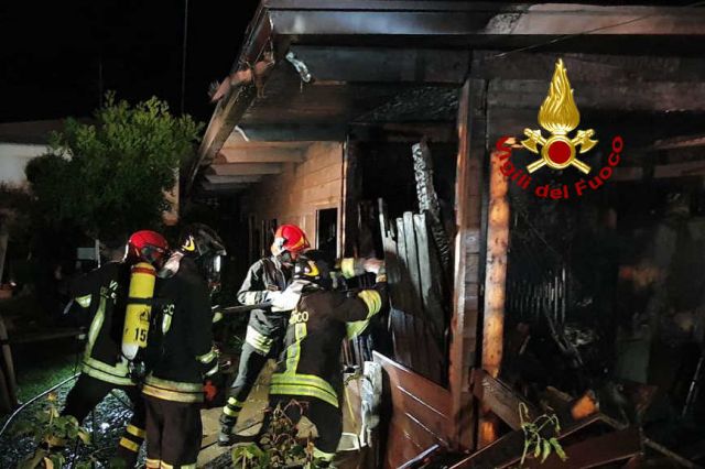 In fiamme un abitazione in legno a Cartura, decisivo l’intervento dei Vigili del Fuoco