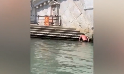 Se questo è turismo: tra tuffi nei canali e pic-nic improvvisati… i veneziani dicono no