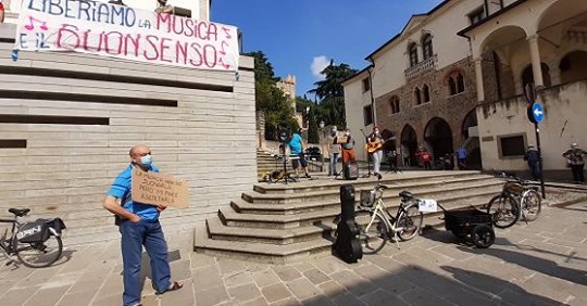 Monselice: flash mob dei musicisti contro il nuovo regolamento comunale che vieta la musica