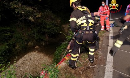Bambina cade con la bici in un torrente, salvata dopo un volo di 4 metri – FOTO