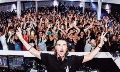 Show dell’ex tronista diventato dj con 2mila persone senza precauzioni: discoteca chiusa