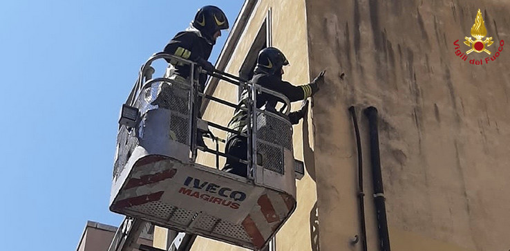 Rimozione di un cornicione pericolante adiacente alla linea dell’alta tensione