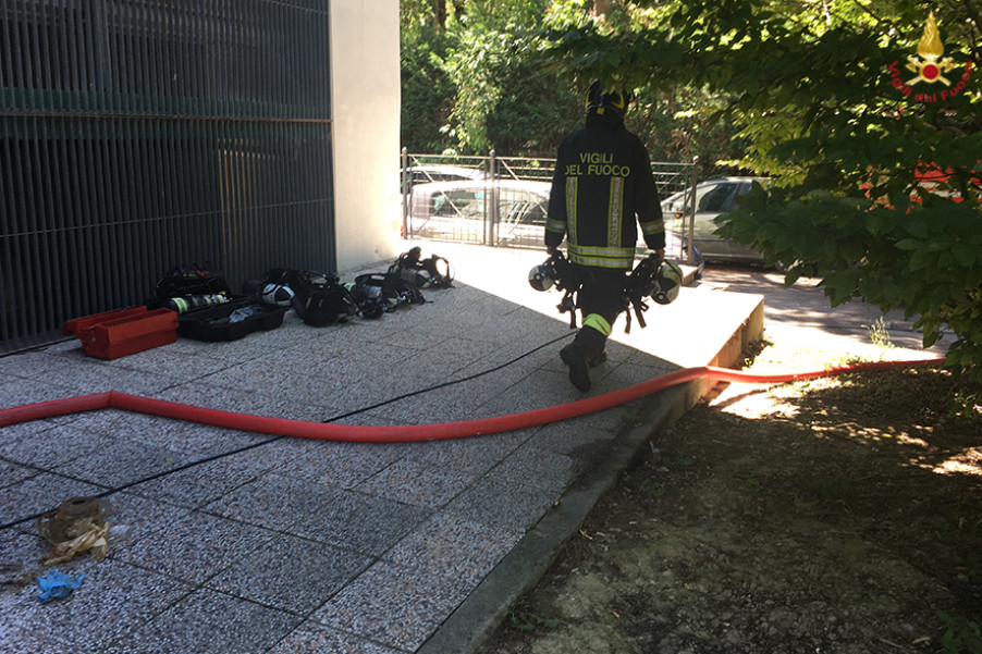 Fuga di gas da un’auto nel parcheggio multipiano in zona ospedali FOTO
