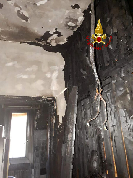 Esplode la batteria della bici, evacuata l’intera palazzina con 11 famiglie – Gallery
