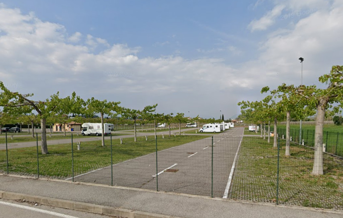 Casalinga veronese trovata cadavere nel parcheggio delle terme: lesioni sul cranio