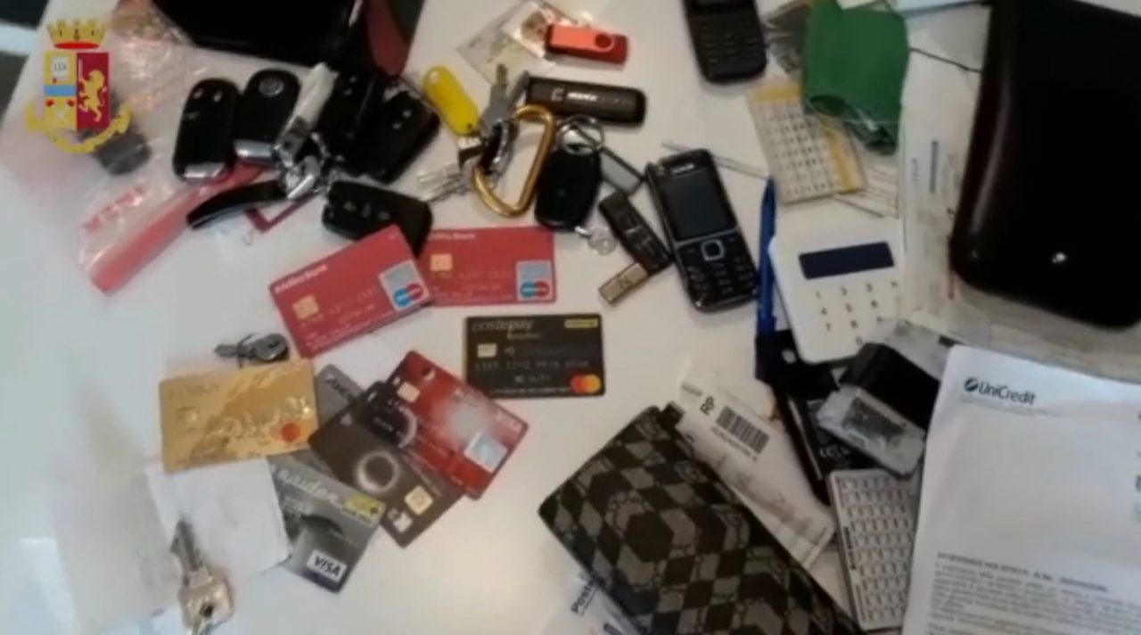Riciclaggio di auto rubate: 12 indagati, sequestrate sette vetture e tre Ferrari – VIDEO E FOTO