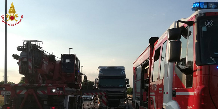 TIR che trasportava bobine di nylon in panne in mezzo alla strada, traffico bloccato
