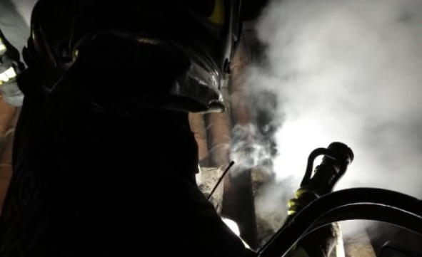 Ancora un incendio al mobilificio “Fratelli Casarotti”: si ipotizza l’origine dolosa