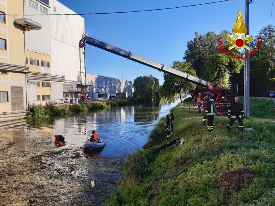 Tragedia sfiorata a Curtarolo: auto finisce nel Muson, in due si tuffano e salvano la donna alla guida VIDEO